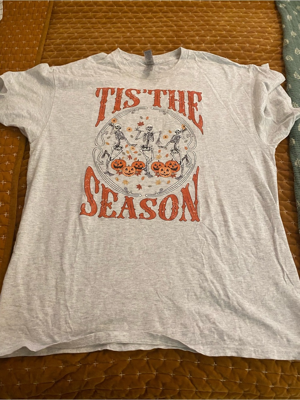 'Tis The Season' Gray Halloween Graphic Tee